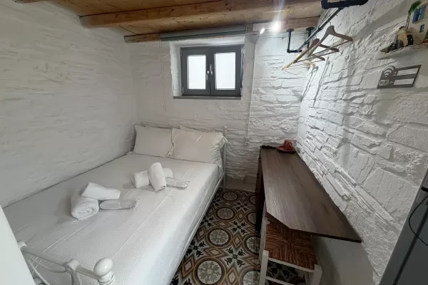 gallery-more-14C7B26FEB-75B3-8086-56E7-C0FA1A9B9603.webp